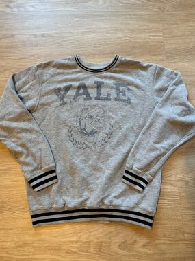 VTG Yale University Men’s XL Crewneck Sweatshirt Distressed Gray Bulldog Retro